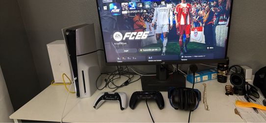 PlayStation 5 y monitor Asus