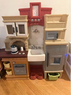 Play kitchen set- little tikes 2