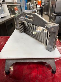 Vollrath 0645N Tomato Pro Manual Straight Blade 1/4" Cut Tomato Slicer #3565