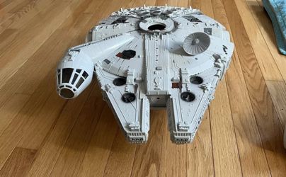 Mileneium Falcon Toy Ship