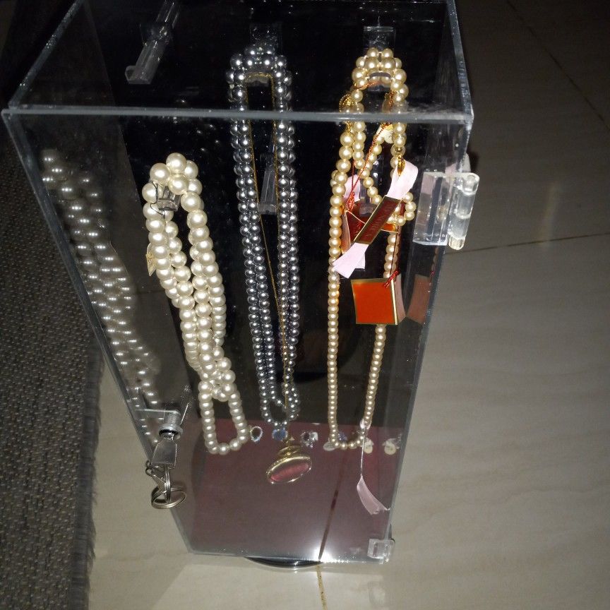 Exhibidor De Joyeria Con Joyeria De Fantasía Fina