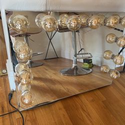 Vanity Mirror With 12 Vintage Lightbulbs In Good Condition