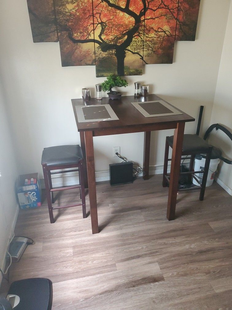 Pub table with 4 stools
