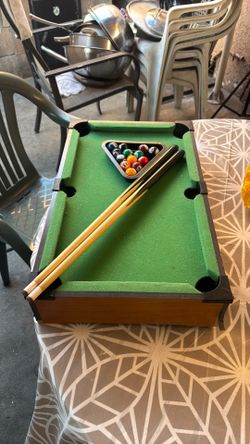Mini pool table