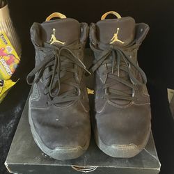 Jordan lift off black metallic Gold
