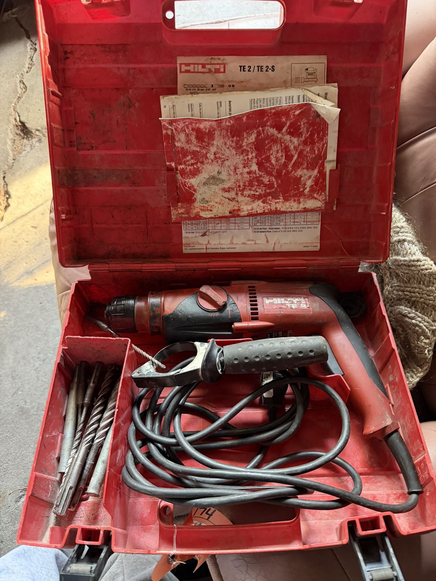 Heavy-duty Hilti TE 2 rotary hammer drill, great for concrete, masonry, and general construction work. Reliable corded model with SDS chuck system for