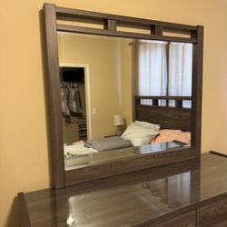 Dresser With Mirror