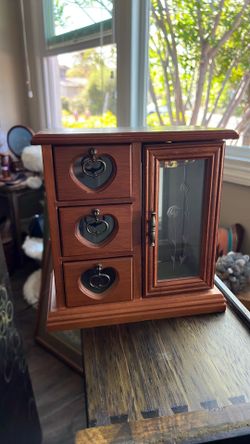 Adorable jewelry box