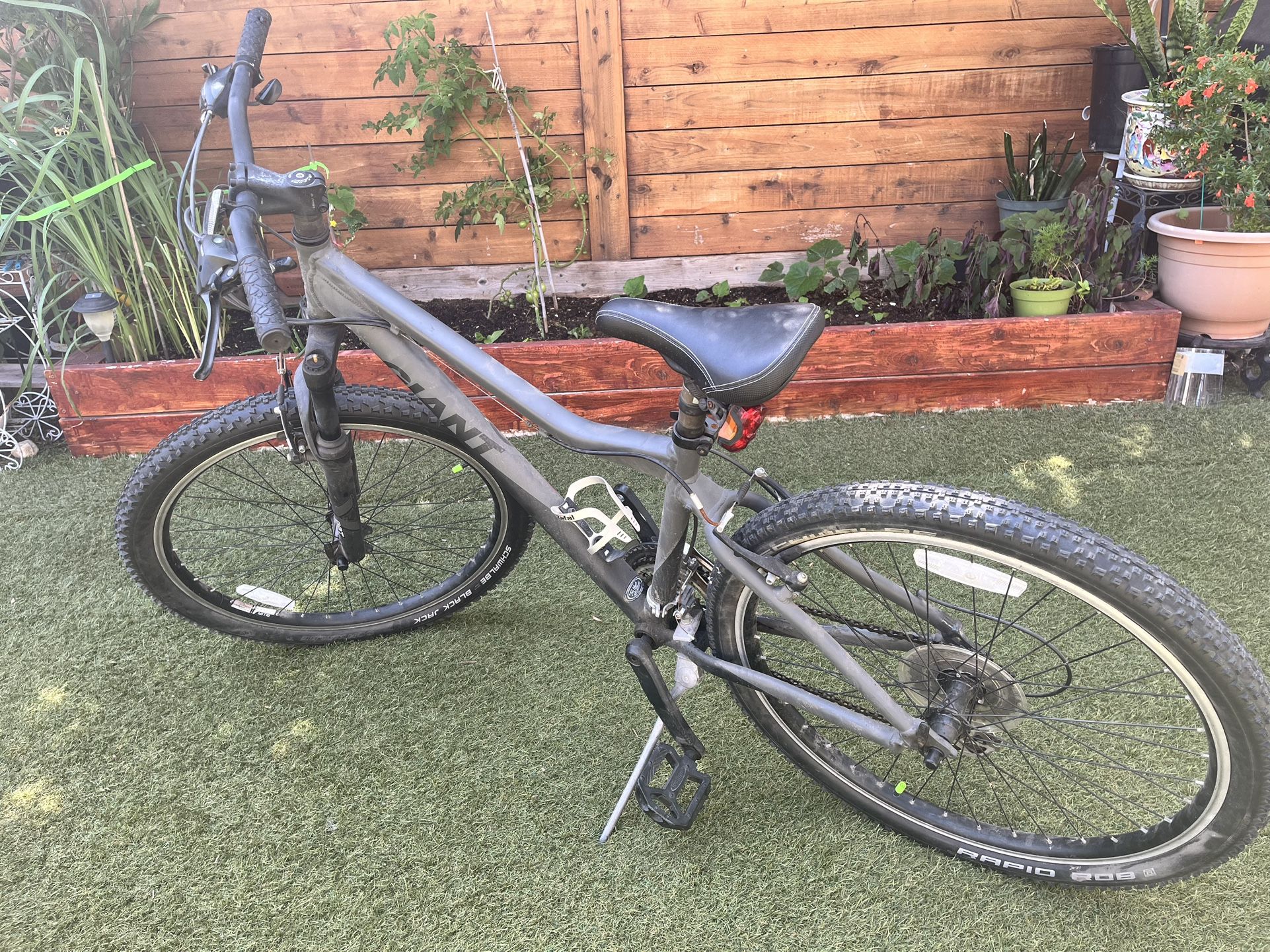 Giant Boulder 35 Bicycle 16” Frame 26” Tire
