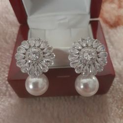 Stunning Ladies Cz Diamonds And Pearls Earrings. 