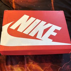 Brand new pair of size 13.5 vapormaxes