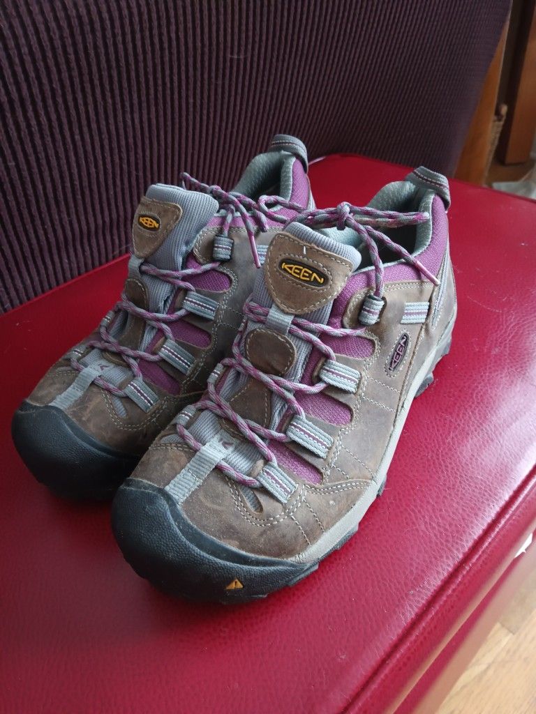 KEEN  woman's Hiking Boots