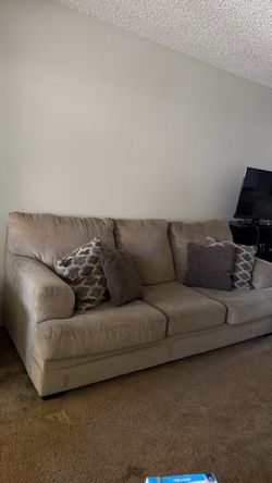 USED 2-Piece Beige Sofa Set – 3-Seater Couch & Loveseat