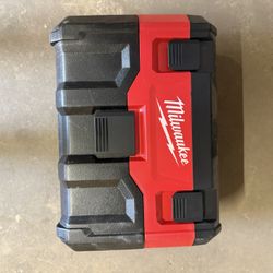 Milwaukee 0970-20 M18 Fuel 18V PACKOUT 2.5 Gallon Wet/Dry Vacuum