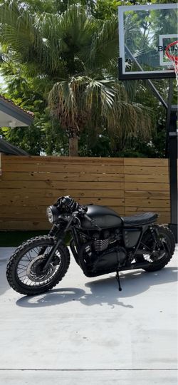 Motorcycle: Triumph Bonneville Custom