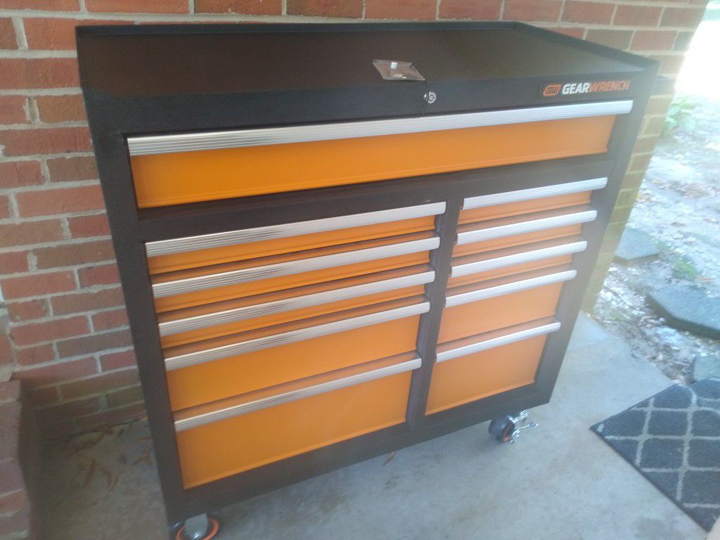 Gearwrench 41" 11 Drawer GSX Series Rolling Tool Cabinet. . Model # 83245