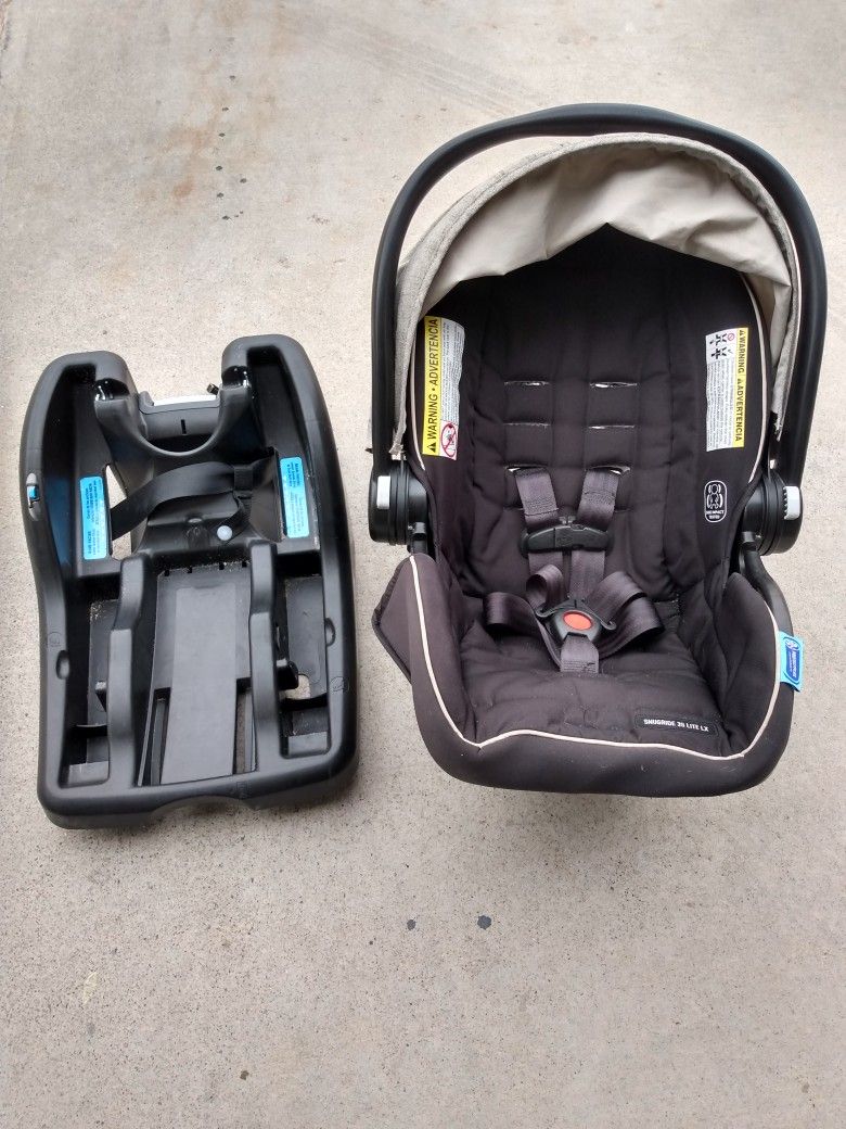 Car Seat With Base - Graco Snugride 35 Lite LX