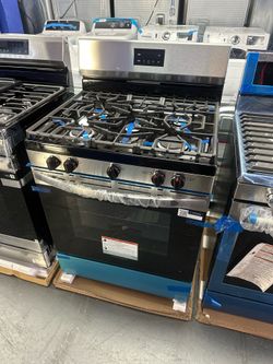 Frigidaire 30” Gas Range 5 Burner New in box