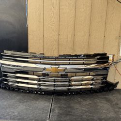 2025 CHEVROLET SUBURBAN PREMIER FRONT GRILLE OEM USED 