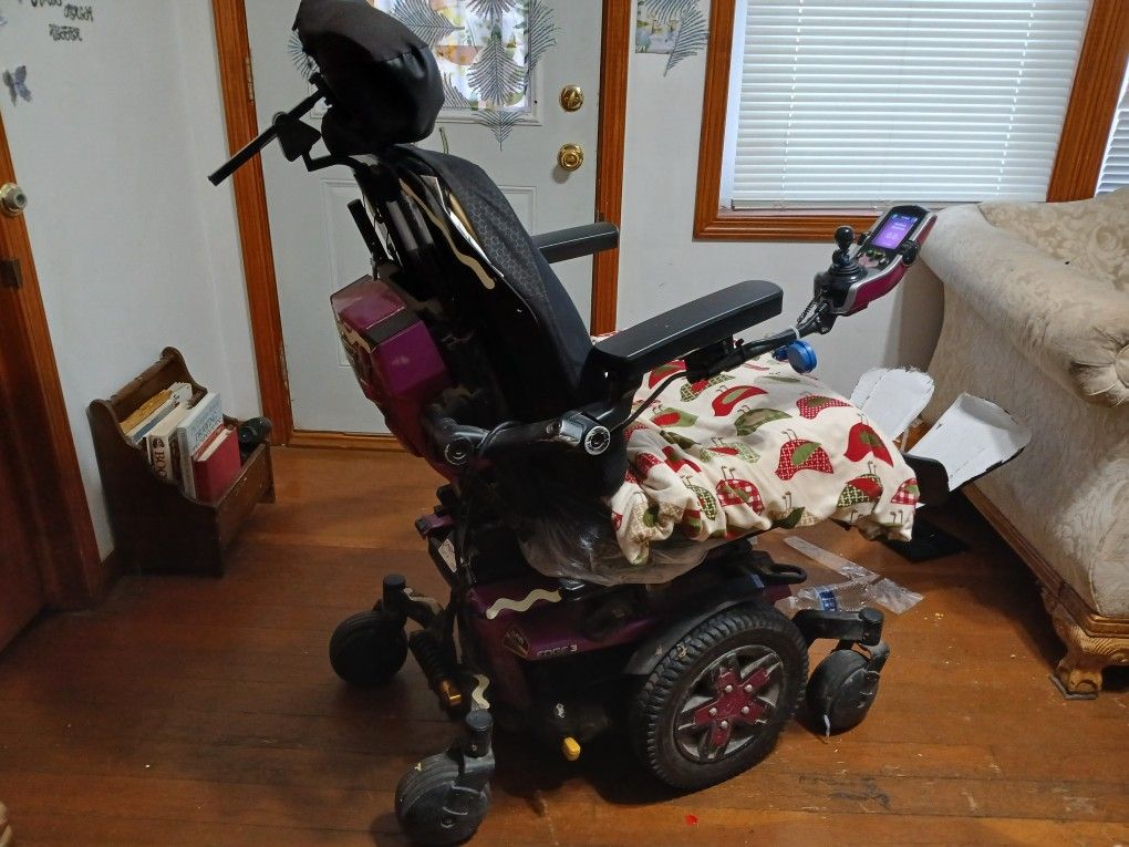 Power Wheele Chair Beautiful Heavy Duty Runs Like A Truck Dose 7 Miles House Go's For 12 Miles Or More On One Charde I Got A New One But This One Is G