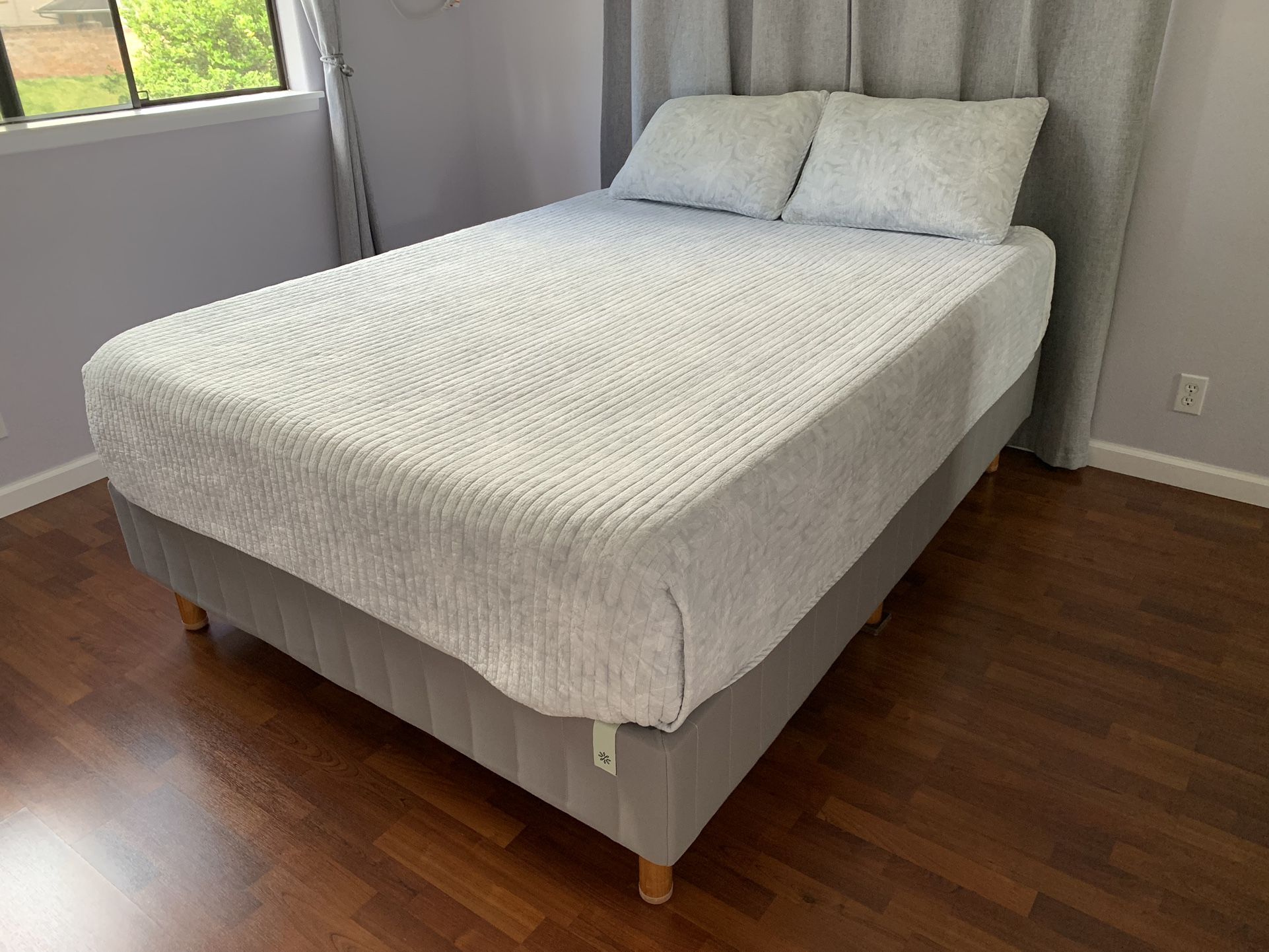 ZINUS Justina Metal Mattress Foundation Queen Size for Sale in Mililani