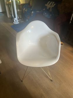 Great moving deal cool 😎 white chair great condition