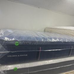 KING SIZE STEARNS & FOSTER LUX ESTATE (FIRM) PILLOW TOP MATTRESS & BOX SPRINGS BED SET