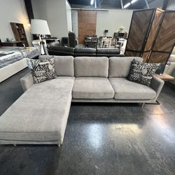 CLEARANCE: 2pc Sectional w/ Reversible chaise 