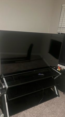 55” Hisense Smart TV – Excellent Condition / and TV stand