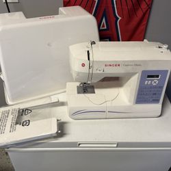 Singer Sewing Machine And Accessories 