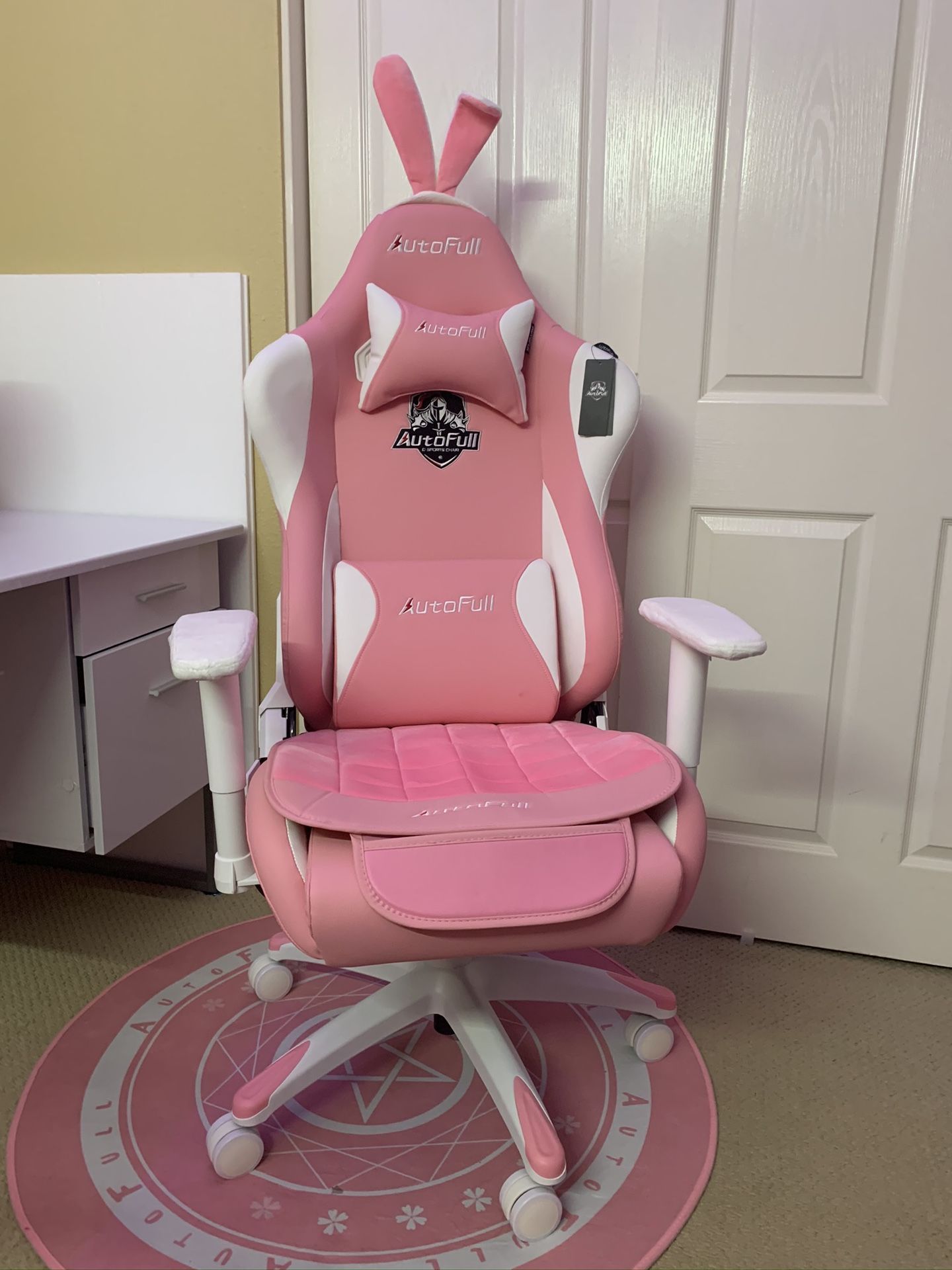 AutoFull Pink Gaming chair (brand new- still in the box)