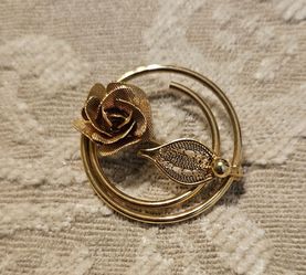 vintage 1960s Sarah Coventry "Promise" rose circle brooch.