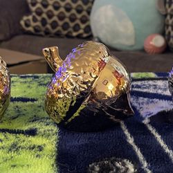 This set of three gold-finished decorative pieces is perfect for fall or holiday home decor. The set features organic, nature-inspired shapes with hig