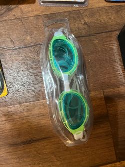 Swimming goggles