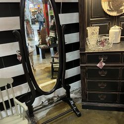 Mirror - Stand Up Beveled Mirror - Booth 424 @ Miss Lucille’s Marketplace, 2231 Madison St, Clarksville, TN