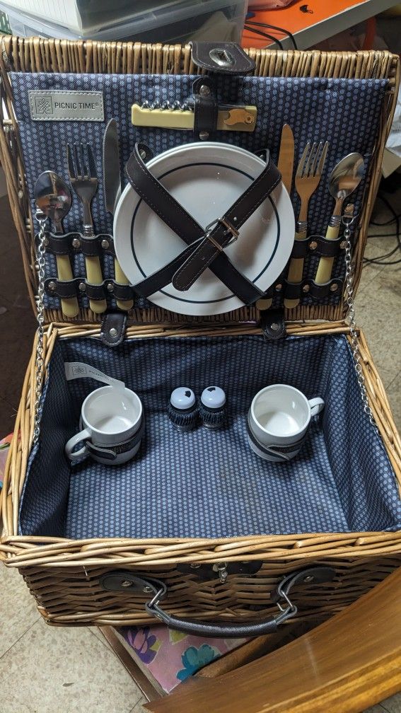 Picnic Basket (Never Used)