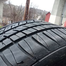 255/40 ZR18 99W tire