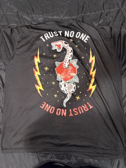 Trust No One Snake Graphic T-Shirt