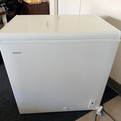 Hotpoint 6.9-cu ft Chest Freezer Convertible to Refrigerator ( White )