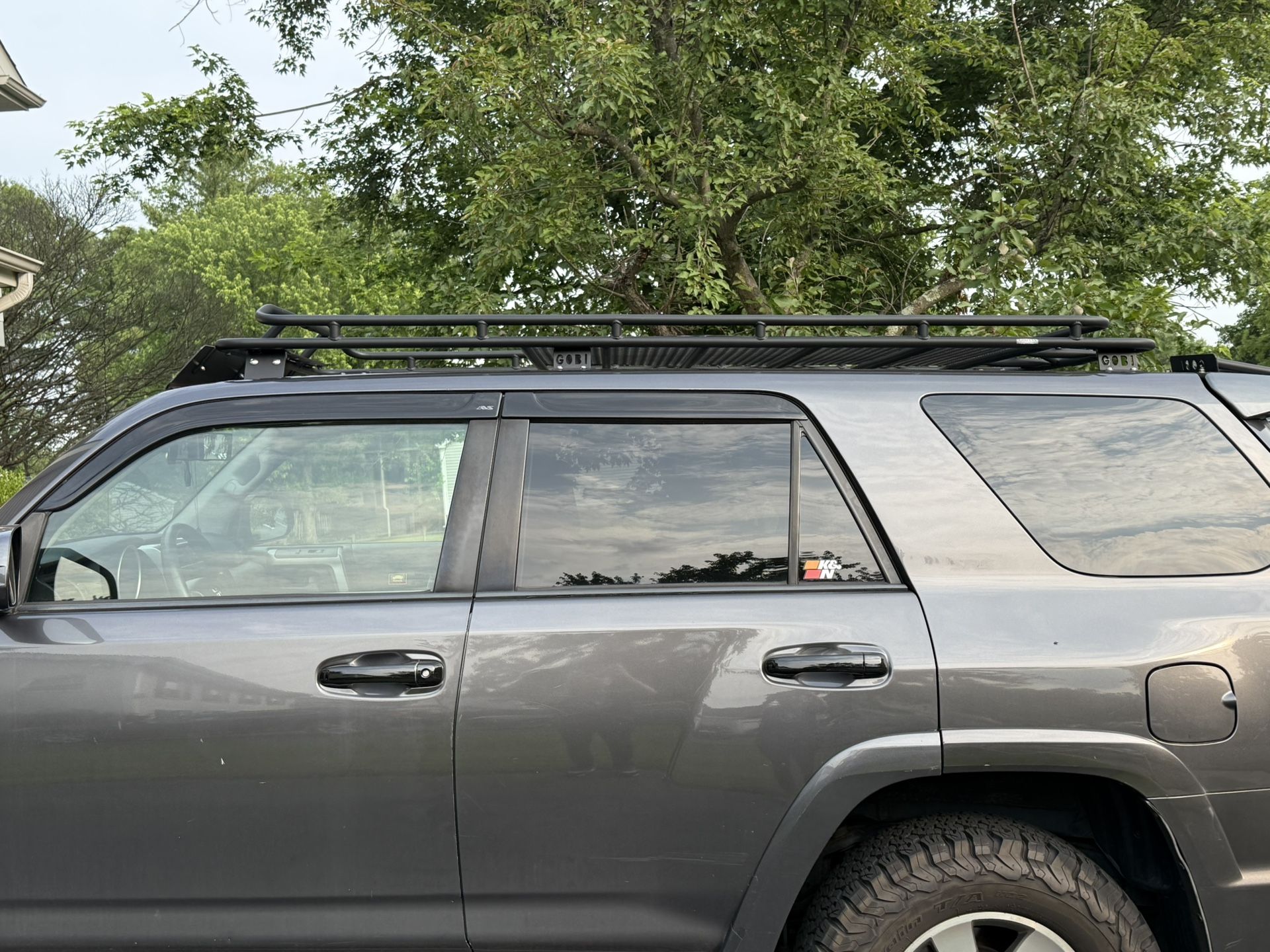 Gobi Low Profile Roof Rack Stealth Multi-Light Setup with Sunroof