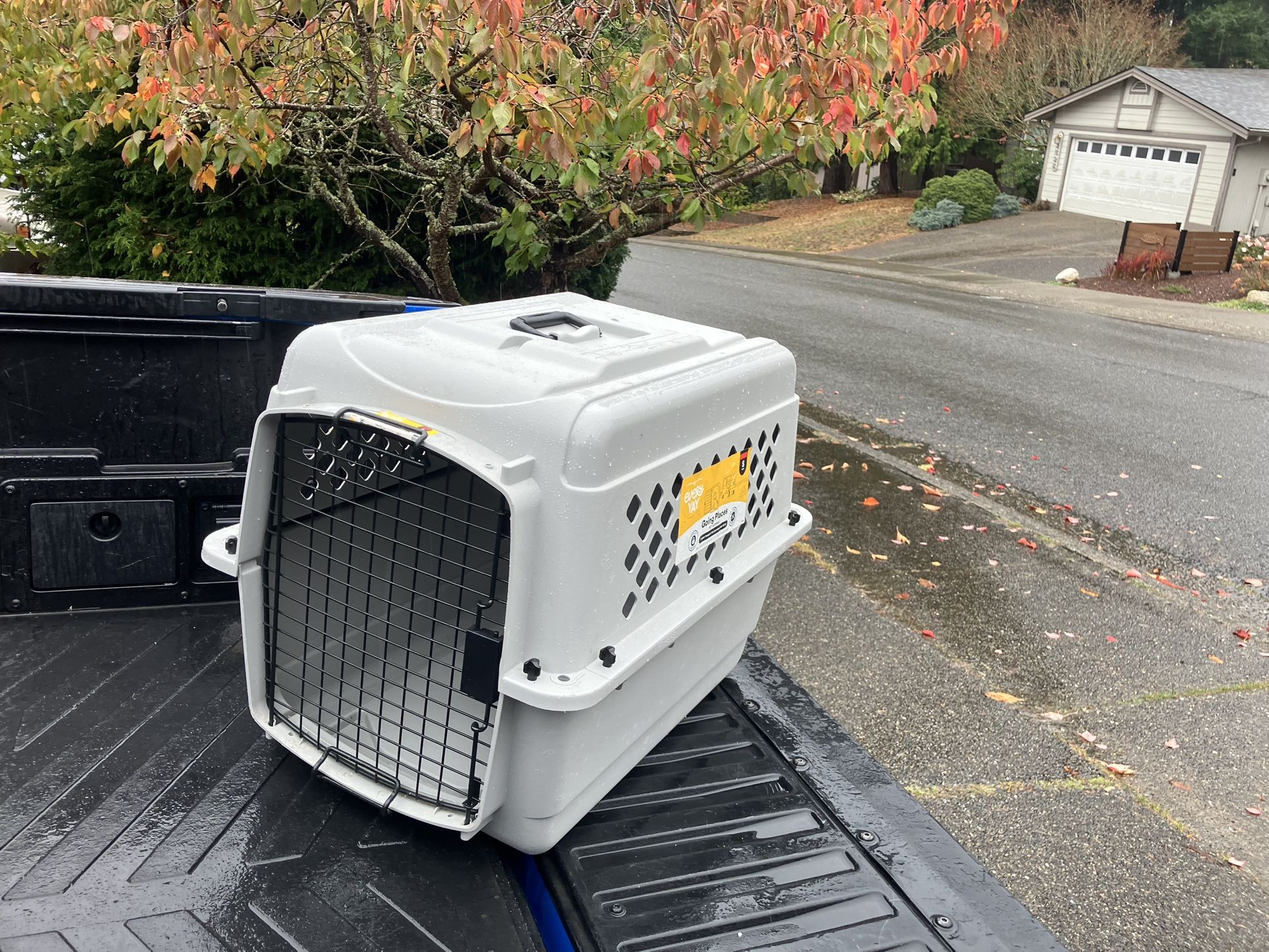 Medium Dog Kennel Crate Carrier Airline Approved like New 28” L by 20” W by 20”