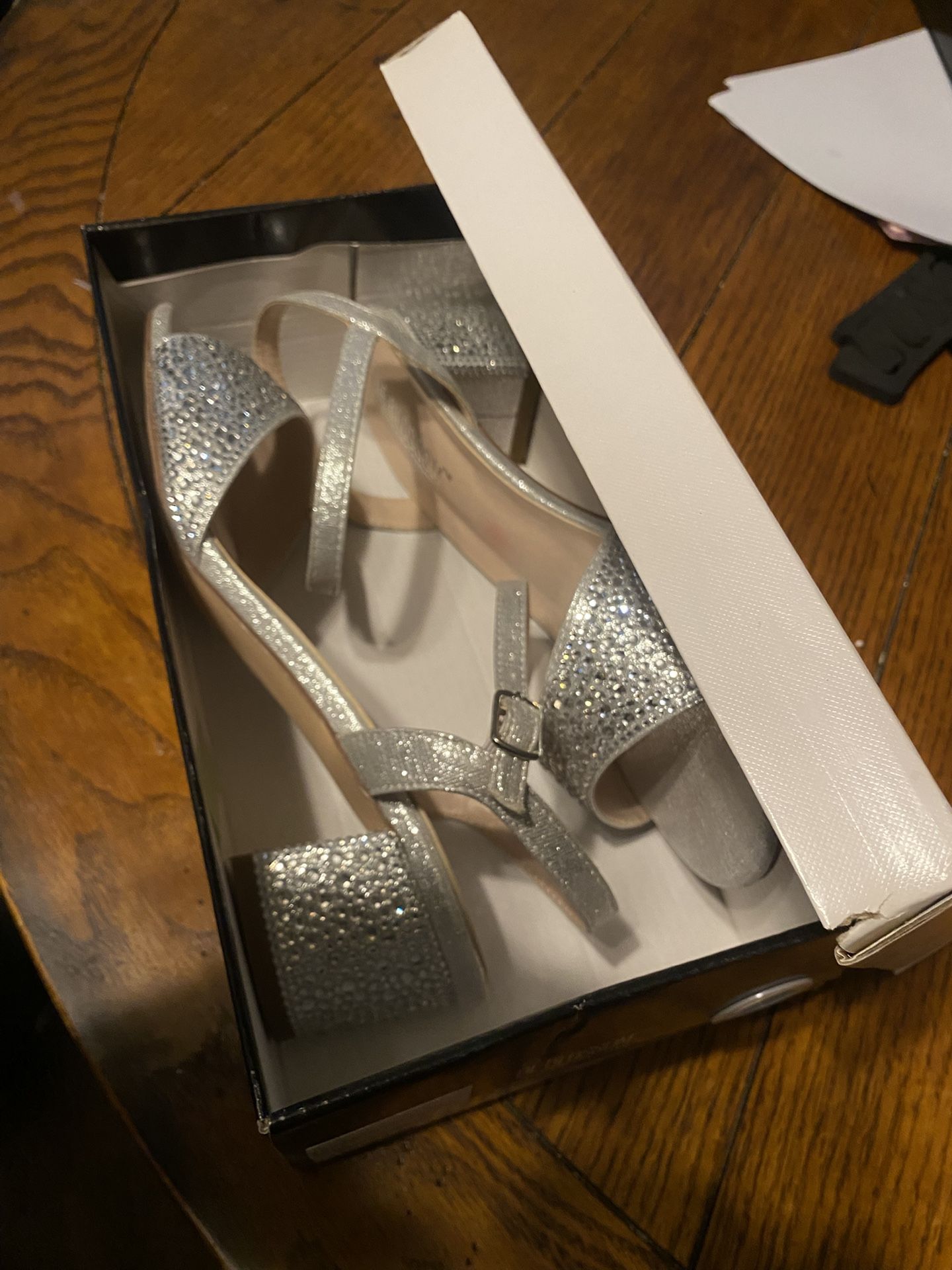 De Blossom Annie Low Top Heels Size 8.5 Asking 15$)
