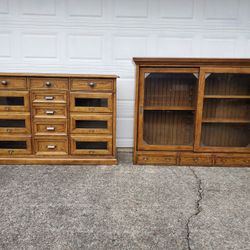 Broyhill 2pc Buffet and Hutch
High Quality Solid Wood 