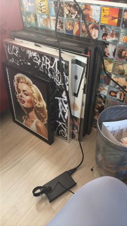 Whole bunch of gallery photos of Marylin Monroe