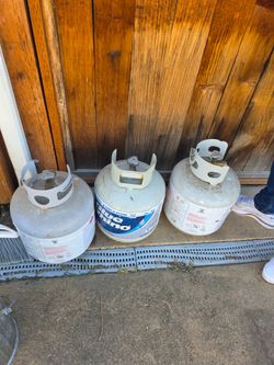 3 propane tanks