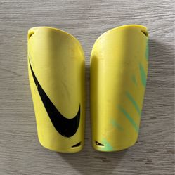Nike Hard Shell Shinguards Soccer Size Small (4’11” - 5’3”)