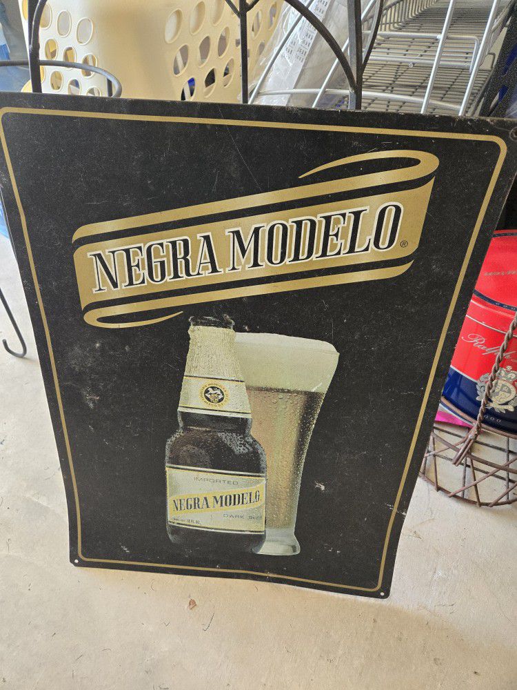 Vintage Negra Modelo Tin Sign 