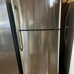 Refrijerador Frijidaire Y Estyfa Ge De Gas El Refrijerador Es De 30 Pulgadas Y La Estufa Es De 24 Pulgadas 