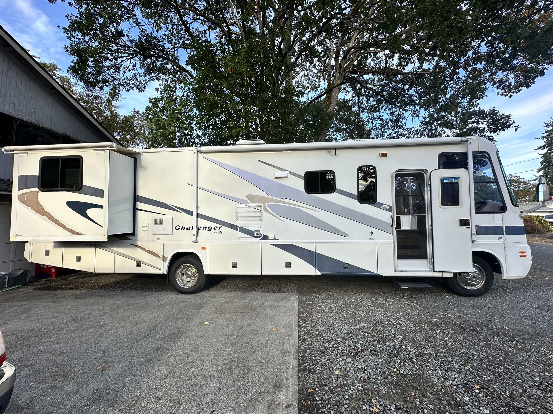 2005 Damon 34ft 2-slide Out 16,000 Miles Rear Bed Excellent Condition