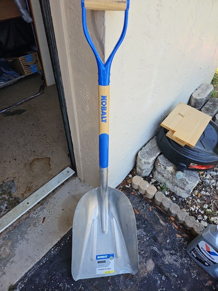 KOBALT 30" WOOD D-HANDLE SCOOP/ SHOVEL
